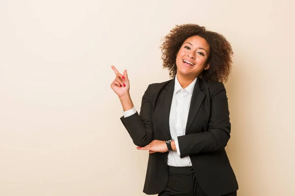 Jonge Business Afro Amerikaanse Vrouw Glimlachend Vrolijk Wijzend Met Wijsvinger — Stockfoto