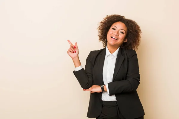 Jeune Femme Afro Américaine Affaires Souriant Joyeusement Pointant Avec Index — Photo