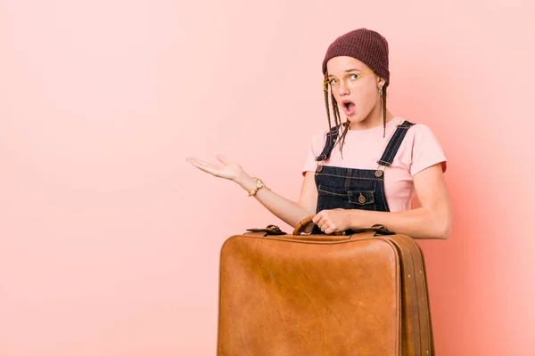 Young Caucasian Woman Holding Suitcase Impressed Holding Copy Space Palm — Stock Photo, Image