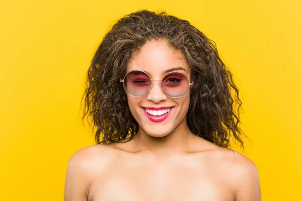 Närbild Ung Afrikansk Amerikansk Vacker Och Make Kvinna Bär Solglasögon — Stockfoto