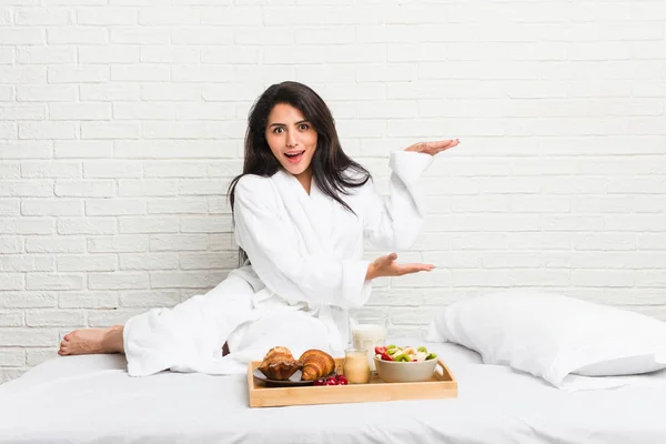 Jonge Bochtige Vrouw Het Nemen Van Een Ontbijt Het Bed — Stockfoto