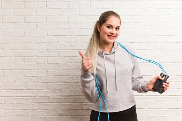 Genç Fitness Rus kadın bir tuğla karşı bir atlama halat tutan — Stok fotoğraf