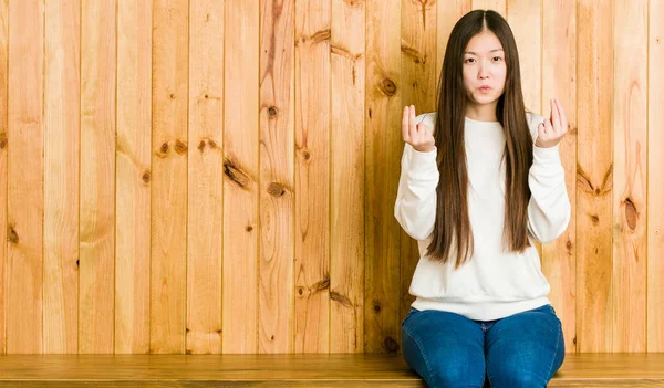 Joven Mujer China Sentada Lugar Madera Que Demuestra Que Tiene —  Fotos de Stock