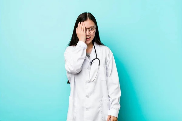 Молодий Китайський Лікар Жінка Веселяться Охоплюють Половину Обличчя Долонею — стокове фото