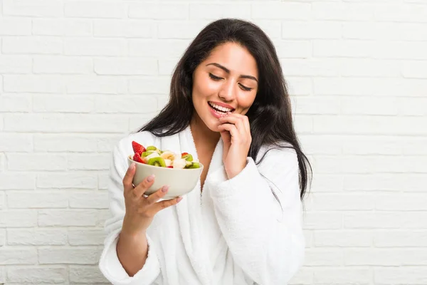 Giovane Donna Ispanica Mangiare Una Ciotola Frutta Sul Letto — Foto Stock