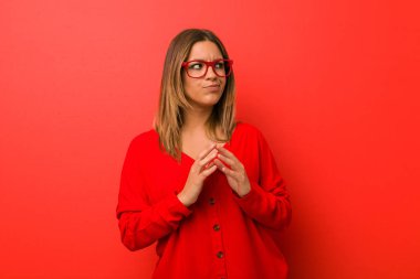 Akılda planı oluşturan bir duvara karşı Genç otantik karizmatik gerçek insanlar kadın, bir fikir kurma.