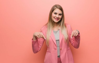 Pijama giyen genç Rus kadın parmaklarıyla alt işaret