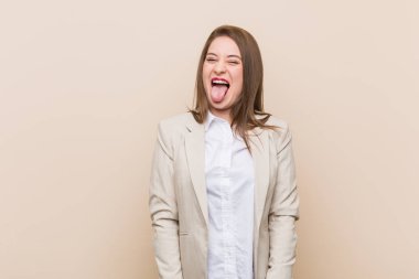 Genç iş kadını komik ve dost çakar dil dışarı yapışma.