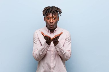 Genç iş afrikalı siyah adam dudakları katlanır ve hava öpücük göndermek için avuç içi tutarak.