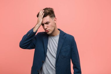 Genç iş doğal adam bir şey unutma, avuç içi ve kapanış gözleri ile alnına tokat.