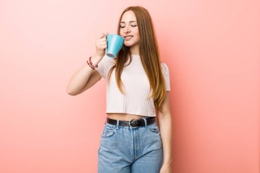 Bir bardak tutan genç beyaz kadın