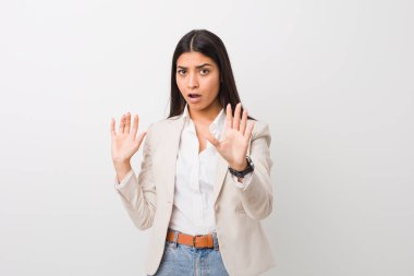 Genç iş Arap kadın beyaz bir arka plan karşı izole yakın bir tehlike nedeniyle şok oluyor