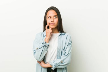 Şüpheli ve şüpheci bir ifadeyle yan bakan genç İspanyol kadın..