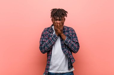 Genç Afrikalı siyah adam korkmuş ve korkmuş.