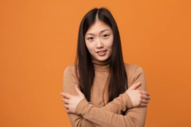 Genç güzel Çinli kadın düşük sıcaklık veya bir hastalık nedeniyle soğuk gidiyor.