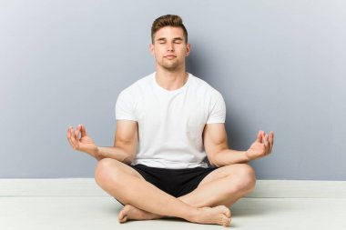 Yoga yapan genç beyaz adam, meditasyon.