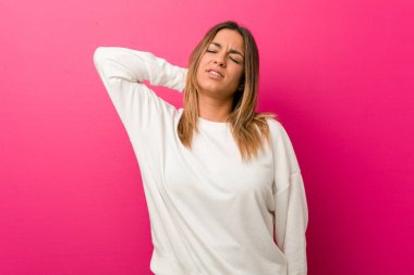 Genç otantik karizmatik gerçek insanlar kadın bir duvara karşı sedanter yaşam tarzı nedeniyle boyun ağrısı acı.