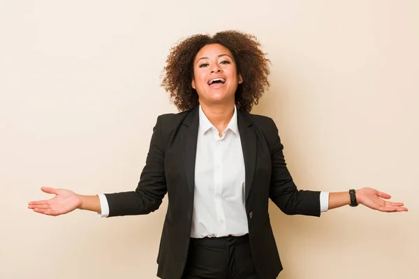 Joven Mujer Afroamericana Negocios Mostrando Una Expresión Bienvenida — Foto de Stock