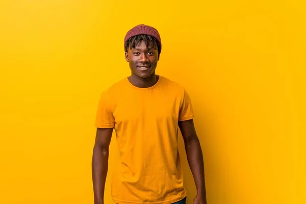 Jovem Afro Americano Moda Homem Contra Fundo Amarelo Usando Chapéu — Fotografia de Stock