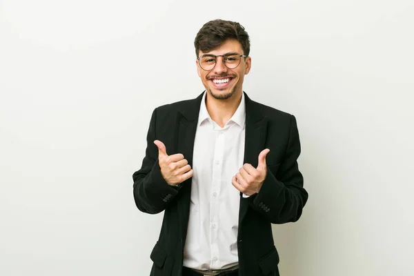 Νέος Επιχειρηματικός Ισπανικός Άνθρωπος Που Μεγαλώνει Τους Αντίχειρες Πάνω Χαμογελαστός — Φωτογραφία Αρχείου