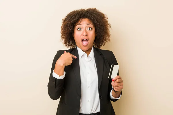 Joven Mujer Afroamericana Sosteniendo Una Tarjeta Crédito Sorprendido Señalándose Mismo — Foto de Stock