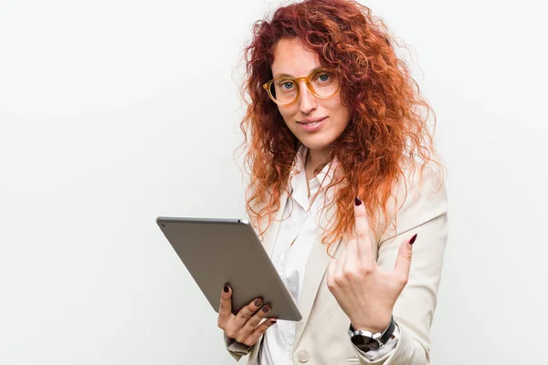 年轻的白种人业务红发女人拿着一个平板电脑指着你 仿佛邀请来更近 — 图库照片