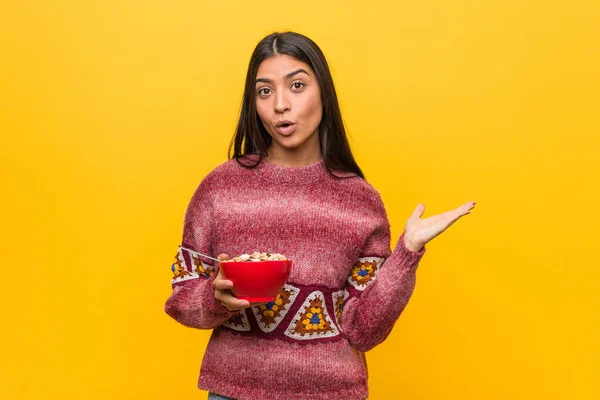 Jonge Arabische Vrouw Die Een Granen Bowl Onder Indruk Houdt — Stockfoto