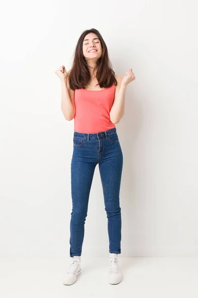 Jovem Corpo Inteiro Fundo Branco Levantando Punho Sentindo Feliz Bem — Fotografia de Stock