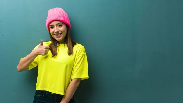 Joven Mujer Moderna Sonriendo Levantando Pulgar Hacia Arriba —  Fotos de Stock