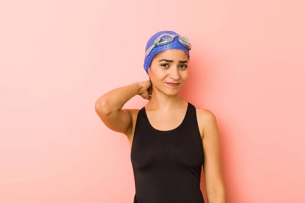 Jonge Arabische Zwemmer Vrouw Geïsoleerd Aanraken Terug Van Hoofd Denken — Stockfoto