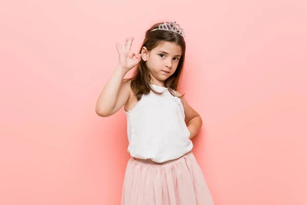 Menina Vestindo Uma Princesa Olhar Alegre Confiante Mostrando Gesto — Fotografia de Stock
