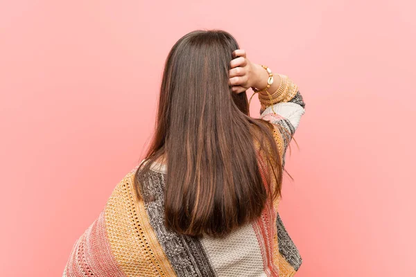 Kleines Hippie Mädchen Von Hinten Denkt Über Etwas Nach — Stockfoto