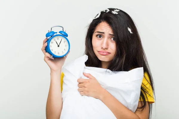 Jonge Spaanse Vrouw Wakker Houden Van Een Kussen Een Wekker — Stockfoto