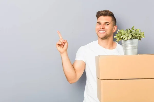 Jovem Fazendo Movimento Segurando Caixas Sorrindo Alegremente Apontando Com Dedo — Fotografia de Stock