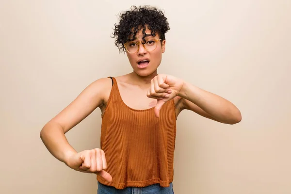 Mujer Afroamericana Joven Con Marca Nacimiento Piel Mostrando Pulgar Hacia —  Fotos de Stock