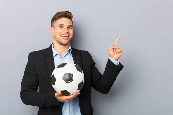 Jovem Treinador Futebol Sorrindo Alegremente Apontando Com Dedo Indicador Distância — Fotografia de Stock