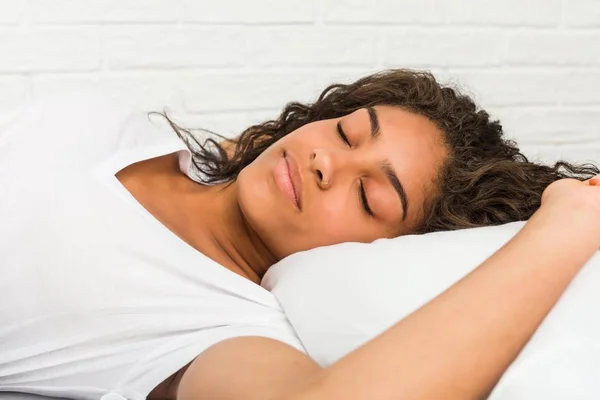 Close Uma Jovem Afro Americana Cansada Dormindo Cama — Fotografia de Stock