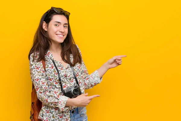 Junge Brünette Reisende Frau Aufgeregt Zeigt Mit Zeigefingern Weg — Stockfoto