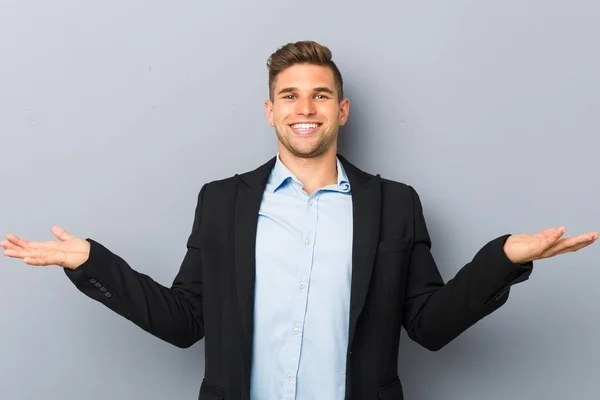 Joven Hombre Caucásico Guapo Mostrando Una Expresión Bienvenida —  Fotos de Stock