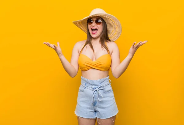 Mulher Caucasiana Jovem Usando Chapéu Palha Olhar Verão Comemorando Uma — Fotografia de Stock