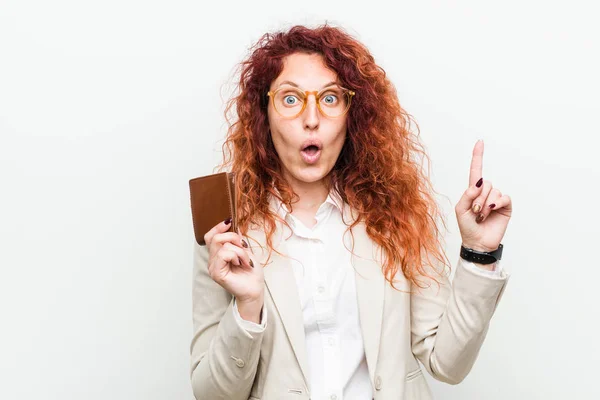 Mulher Ruiva Caucasiana Jovem Segurando Uma Carteira Que Tem Alguma — Fotografia de Stock