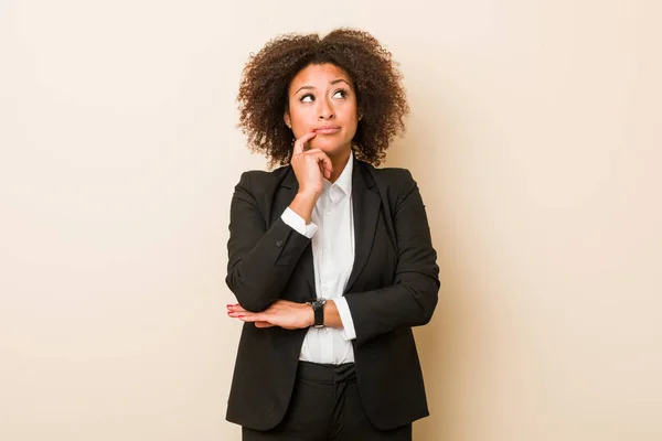 Mujer Afroamericana Negocios Jóvenes Mirando Hacia Los Lados Con Expresión — Foto de Stock