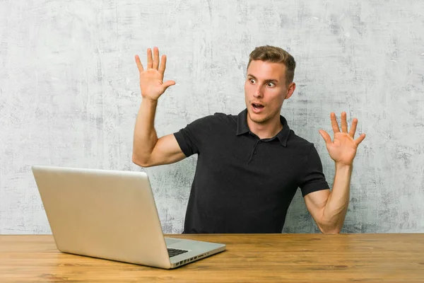 Young Entrepreneur Working His Laptop Desk Being Shocked Due Imminent — Stock Photo, Image