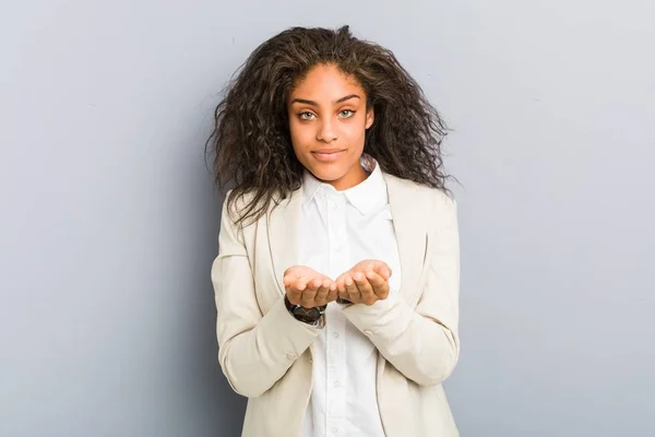 Joven Mujer Negocios Afroamericana Sosteniendo Algo Con Palmas Las Manos — Foto de Stock