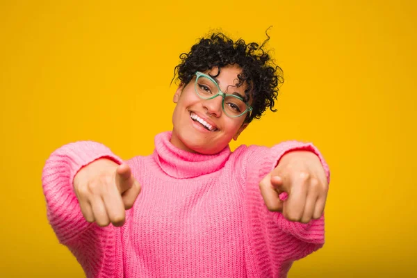 Jovem Afro Americana Vestindo Uma Camisola Rosa Sorrisos Alegres Apontando — Fotografia de Stock