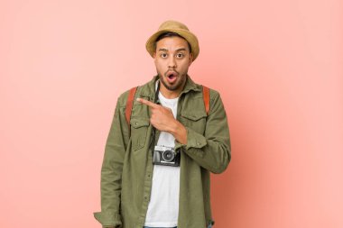 Genç filipinli gezgin adam yan işaret