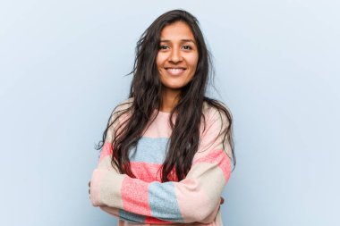 Genç moda hintli kadın mutlu, gülümseyen ve neşeli.