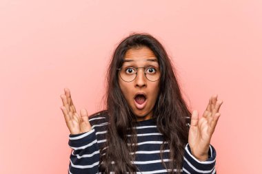 Genç entelektüel hintli kadın şaşırttı ve şok.