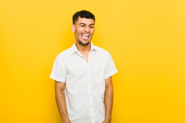 Genç İspanyol adam komik ve dostu dil dışarı yapışması.