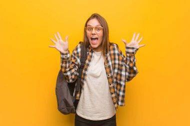 Genç öğrenci kadın bir zafer veya başarı kutluyor